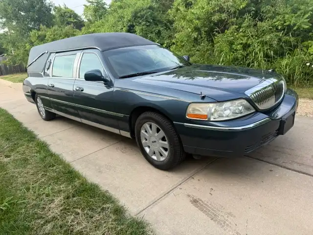 2005 Lincoln Town Car Executive Livery (Fleet)'s photo