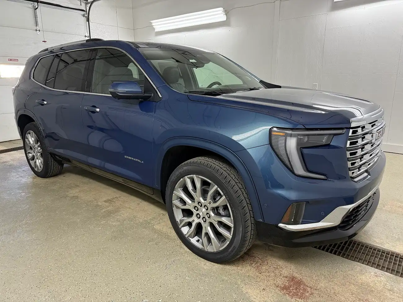2025 GMC Acadia Denali FWD's photo