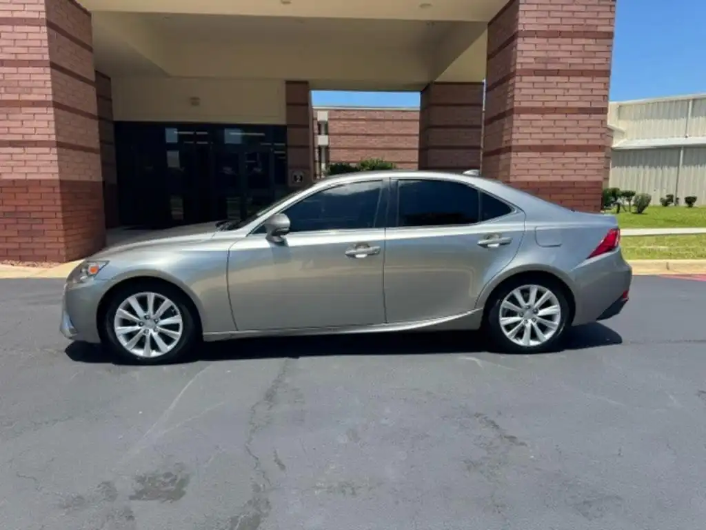 2016 Lexus IS 350 200t's photo