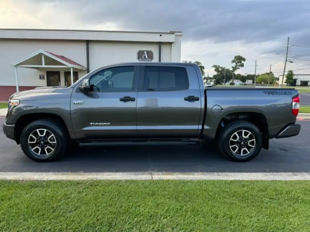 2018 Toyota Tundra SR5 5.7L 4WD FFV Crew Max Short Bed's photo