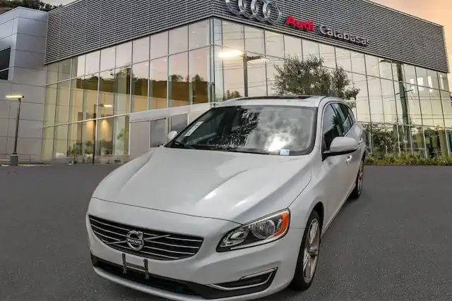 2017 Volvo V60 T5 FWD Premier's photo