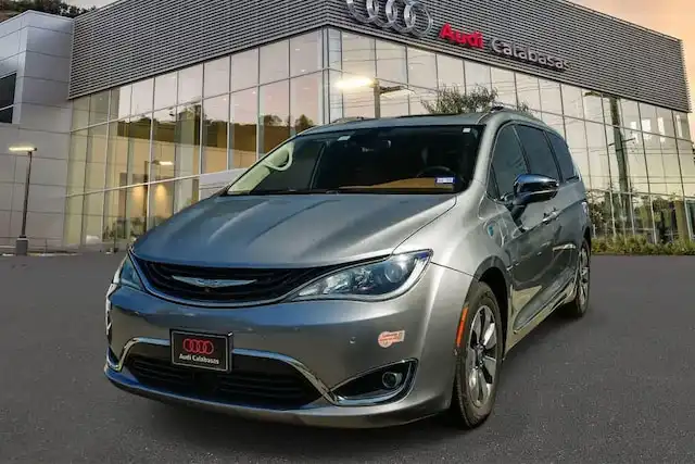 2019 Chrysler Pacifica Hybrid Limited's photo