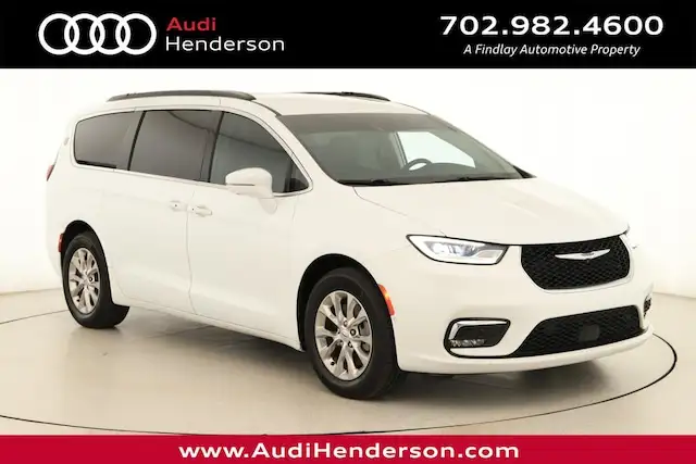 2022 Chrysler Pacifica Touring L's photo