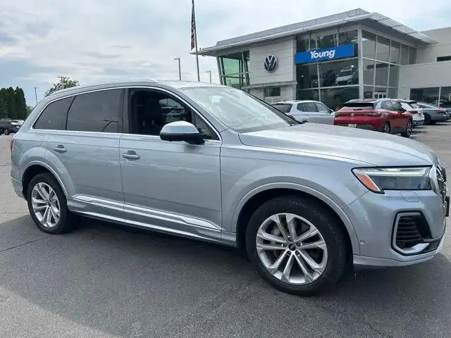 2025 Audi Q7 55 Premium Plus quattro Tiptronic's photo