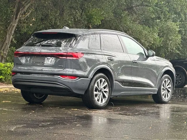 2027 Audi Q6 e-tron Premium quattro photo 4