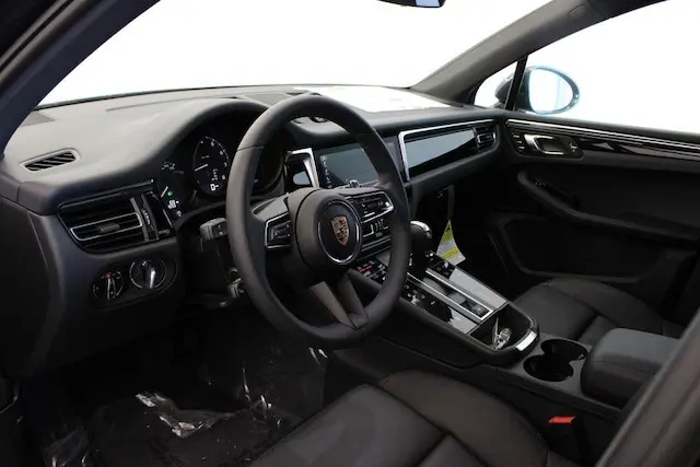 2025 Porsche Macan Base photo 4