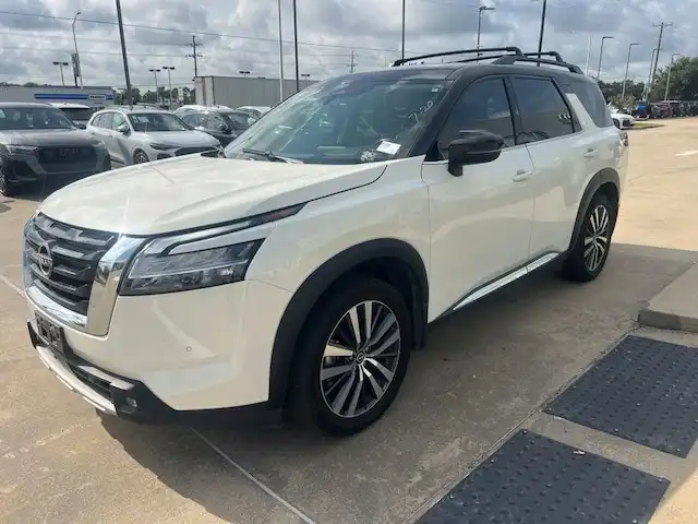 2022 Nissan Pathfinder Platinum 2WD's photo