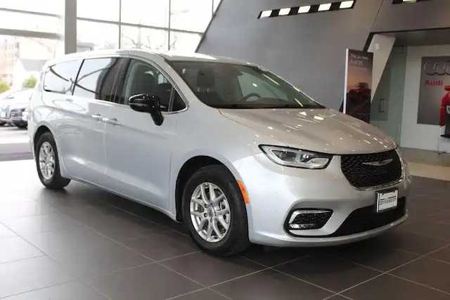 2024 Chrysler Pacifica Touring L's photo