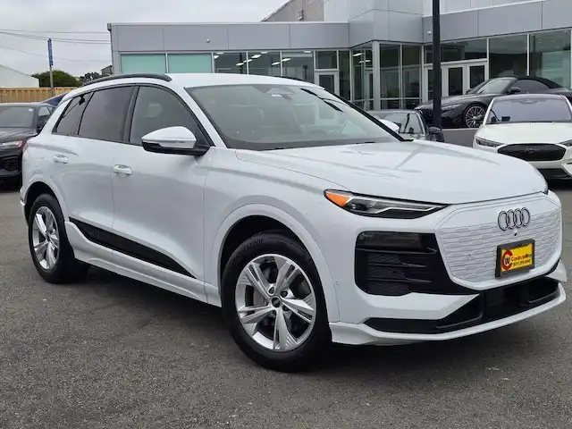 2025 Audi Q6 e-tron Premium's photo