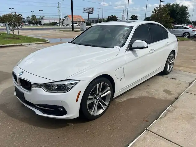 2018 BMW 3 Series 330e iPerformance Sedan's photo