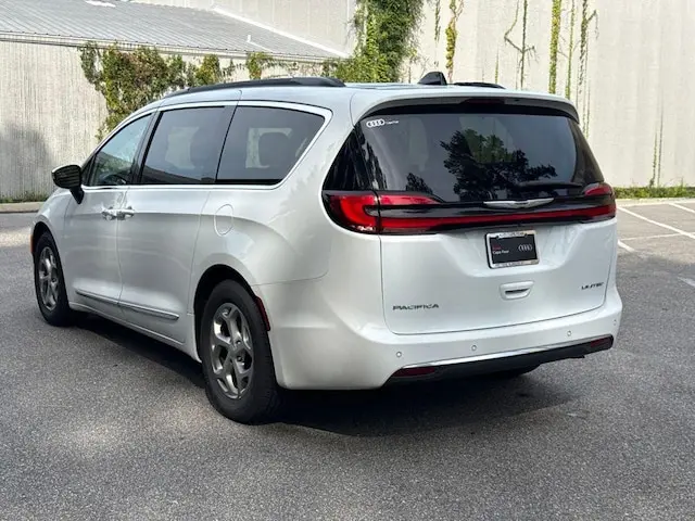 2023 Chrysler Pacifica Limited photo 5