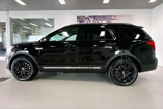2017 Ford Explorer XLT 4WD photo 3