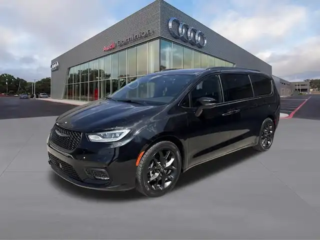 2026 Chrysler Pacifica Limited's photo