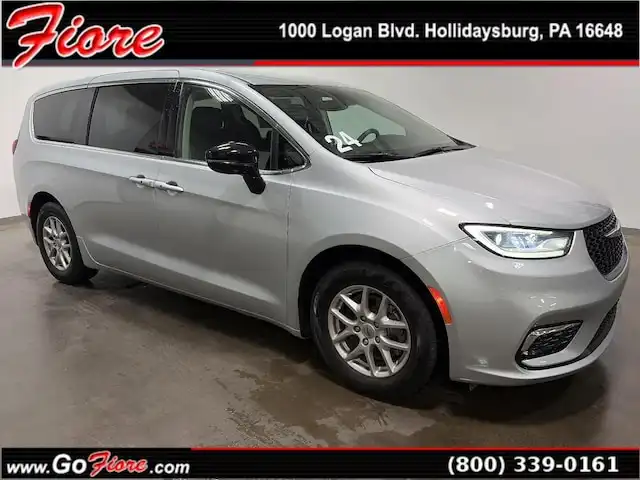 2024 Chrysler Pacifica Touring L's photo