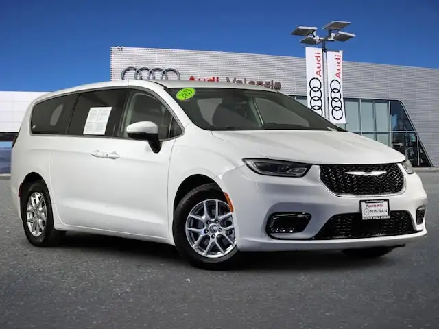 2023 Chrysler Pacifica Touring L's photo
