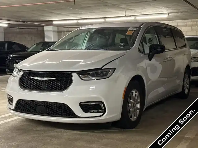 2024 Chrysler Pacifica Touring L's photo
