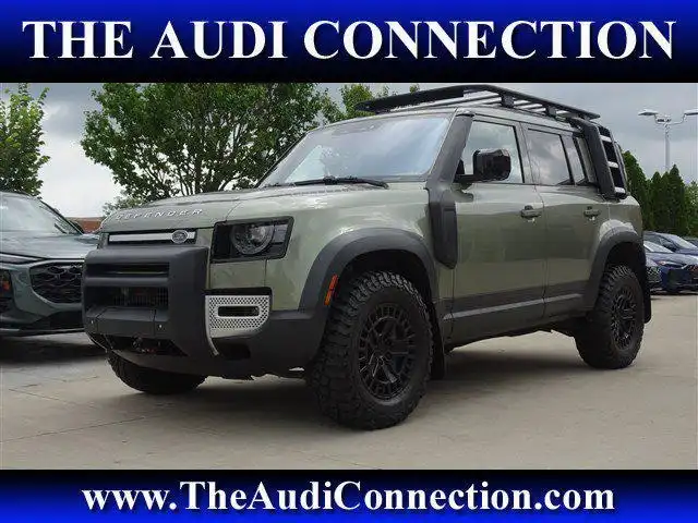 2022 Land Rover Defender SE's photo