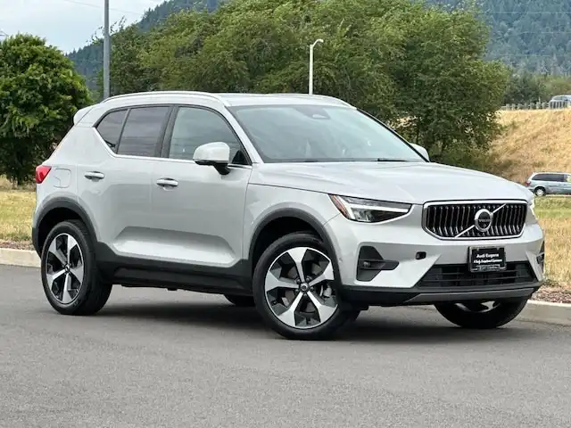 2024 Volvo XC40 B5 Plus Bright AWD's photo