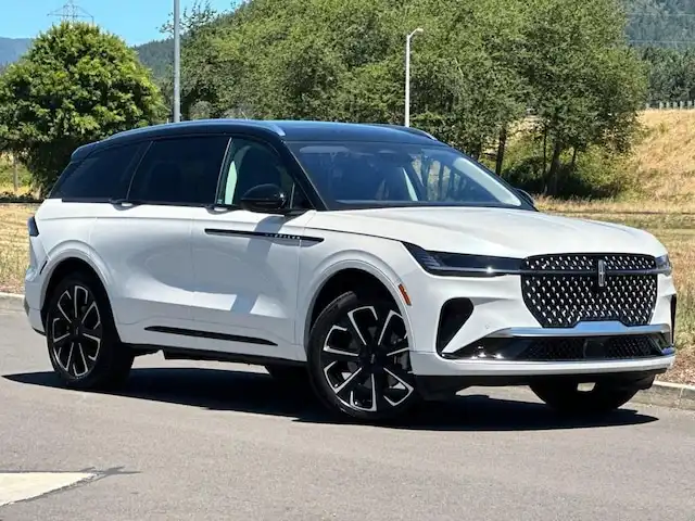 2025 Lincoln Nautilus Reserve AWD's photo