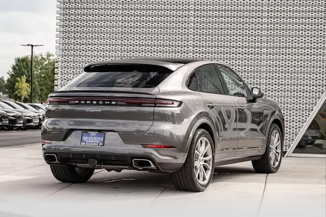 2025 Porsche Cayenne Base photo 4
