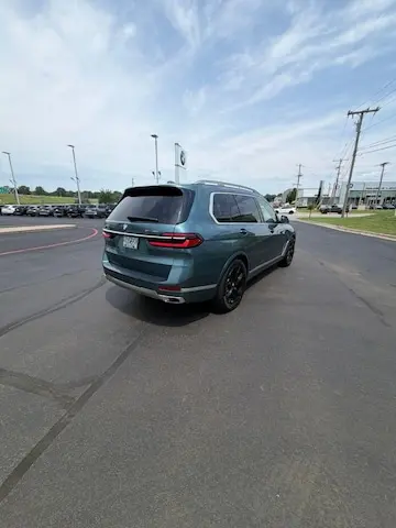2025 BMW X7 xDrive40i photo 3