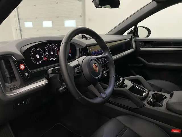 2026 Porsche Cayenne Base photo 4