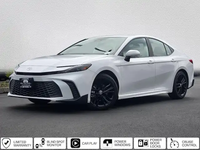 2025 Toyota Camry SE Hybrid's photo