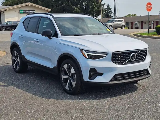 2026 Volvo XC40 B5 Plus Dark AWD's photo