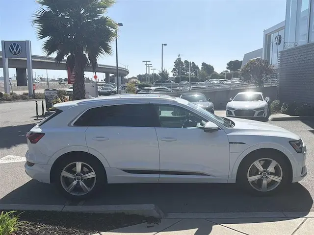 2019 Audi e-tron Premium Plus photo 5