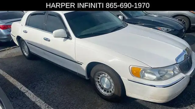 2000 Lincoln Town Car Executive's photo
