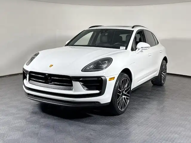 2025 Porsche Macan Base's photo