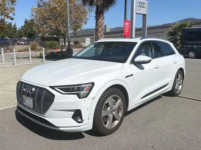 2019 Audi e-tron Premium Plus's photo