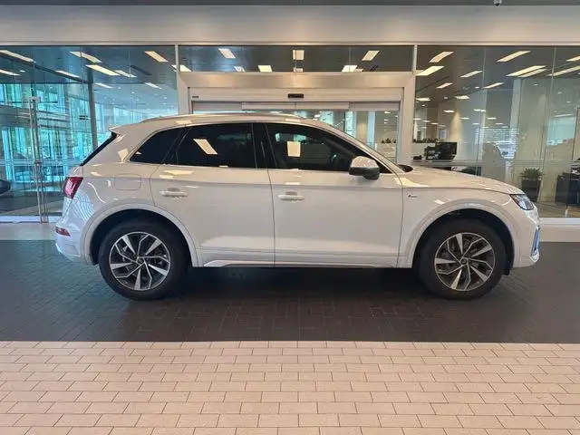 2022 Audi Q5 45 Premium's photo