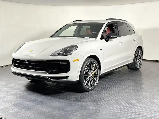 2023 Porsche Cayenne Turbo S E-Hybrid's photo