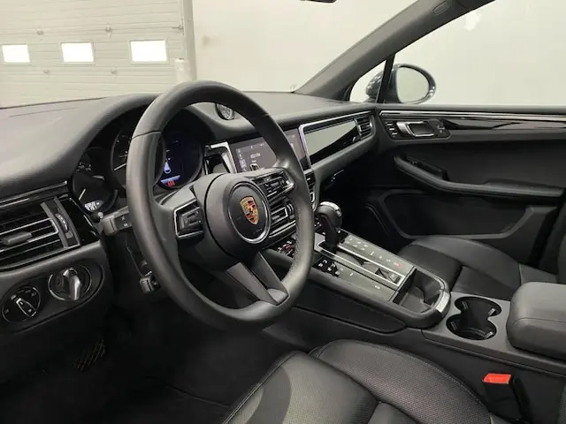 2025 Porsche Macan Base photo 4