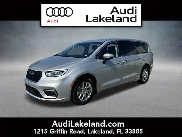 2023 Chrysler Pacifica Touring L's photo