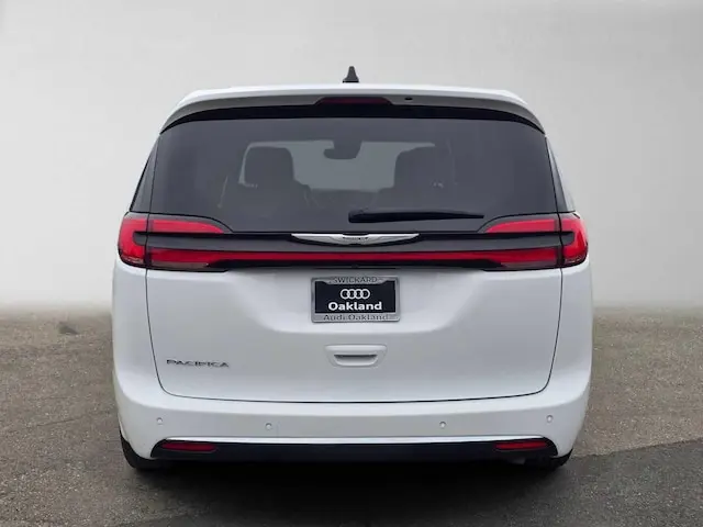 2025 Chrysler Pacifica Select photo 4