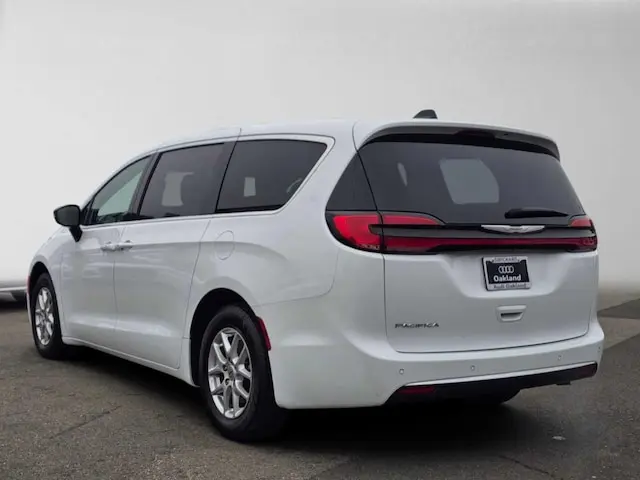 2025 Chrysler Pacifica Select photo 5