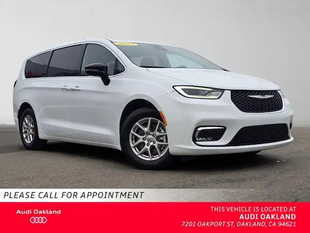 2025 Chrysler Pacifica Select's photo