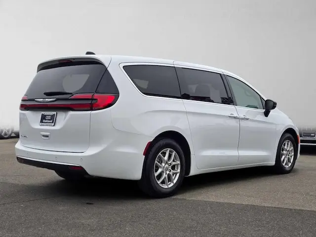 2025 Chrysler Pacifica Select photo 3