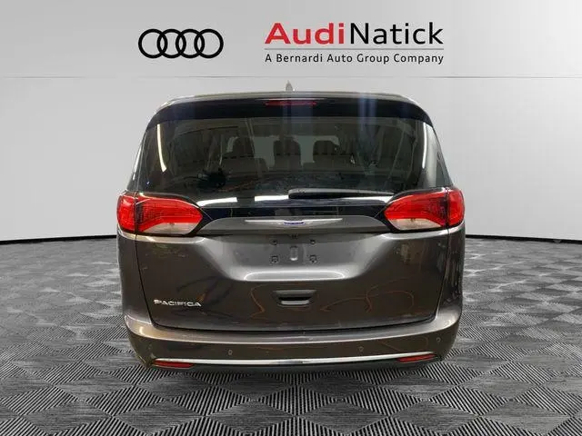 2020 Chrysler Pacifica Touring photo 4
