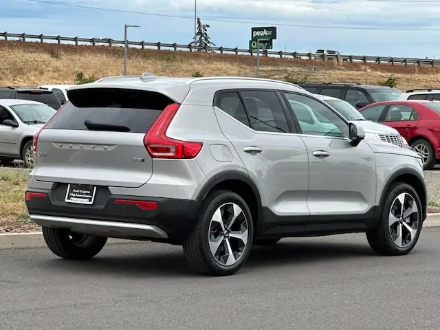 2024 Volvo XC40 B5 Plus Bright AWD photo 3