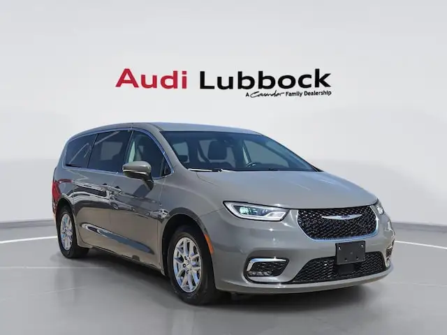 2023 Chrysler Pacifica Touring L photo 1