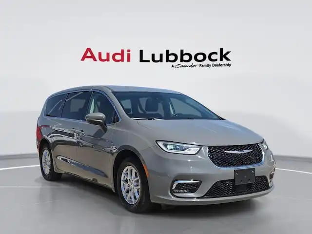 2023 Chrysler Pacifica Touring L's photo