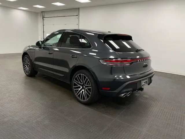2025 Porsche Macan Base photo 3
