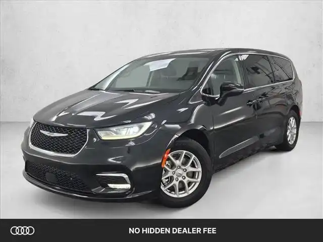2023 Chrysler Pacifica Touring L's photo
