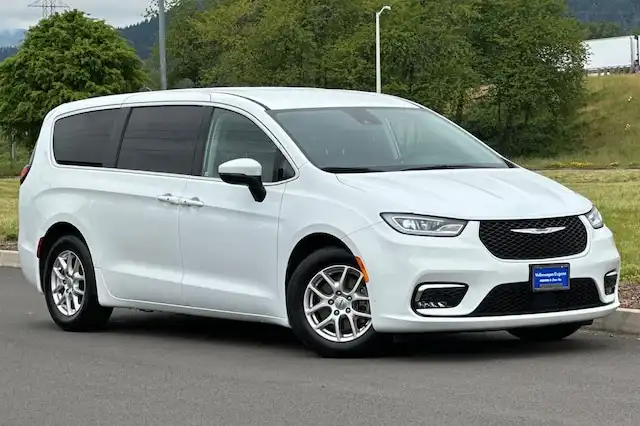 2023 Chrysler Pacifica Touring L's photo