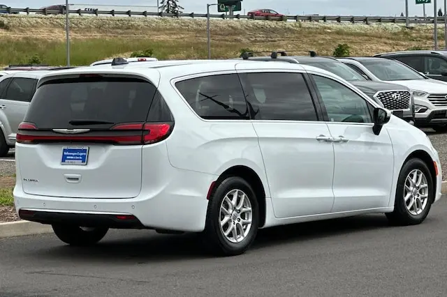 2023 Chrysler Pacifica Touring L photo 3