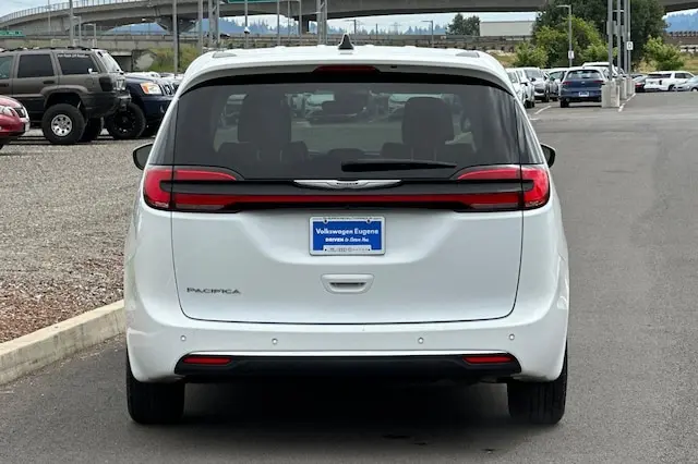 2023 Chrysler Pacifica Touring L photo 4