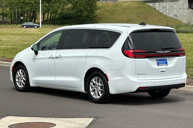 2023 Chrysler Pacifica Touring L photo 5